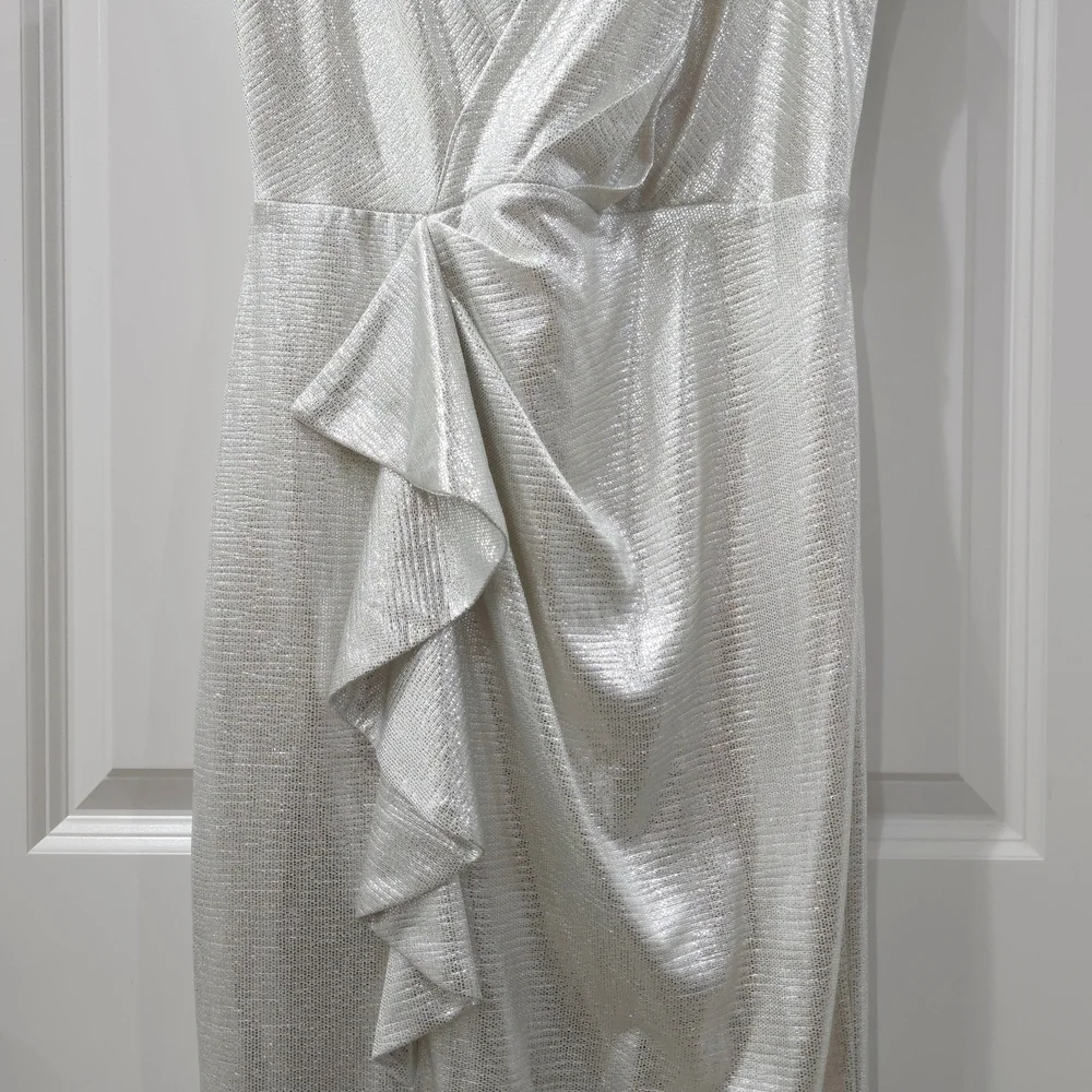 ELIZA J Ivory Shimmer Draped Maxi Dress with Ruffle Slit – Glam Occasion 6P - Picture 4 of 14